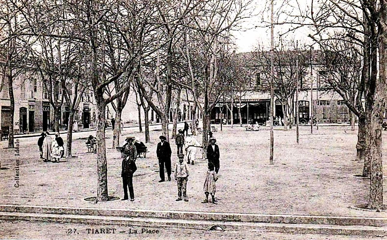 878- Tiaret - La Place Carnot.jpg